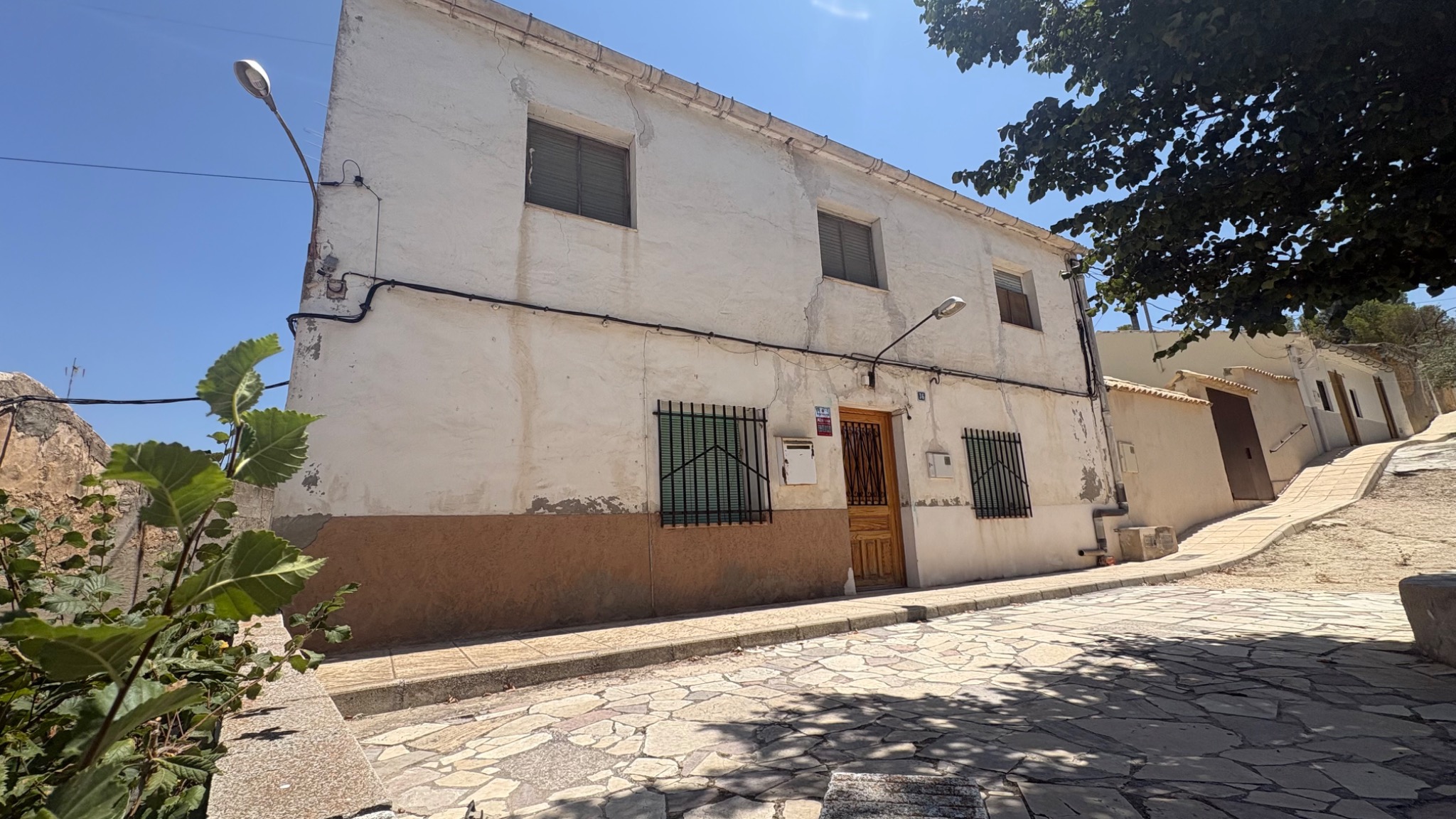 Fachada de la casa de pueblo en Encebras